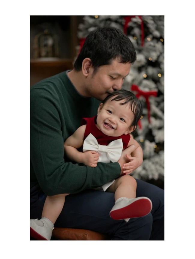 Berpose dipangku sang ayah, baby Julia terlihat begitu menggemaskan. Lahir pada 11 Oktober 2023, saat ini baby Julia telah berusia 13 bulan. Foto: Instagram/@juniapics