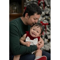 Berpose dipangku sang ayah, baby Julia terlihat begitu menggemaskan. Lahir pada 11 Oktober 2023, saat ini baby Julia telah berusia 13 bulan. Foto: Instagram/@juniapics