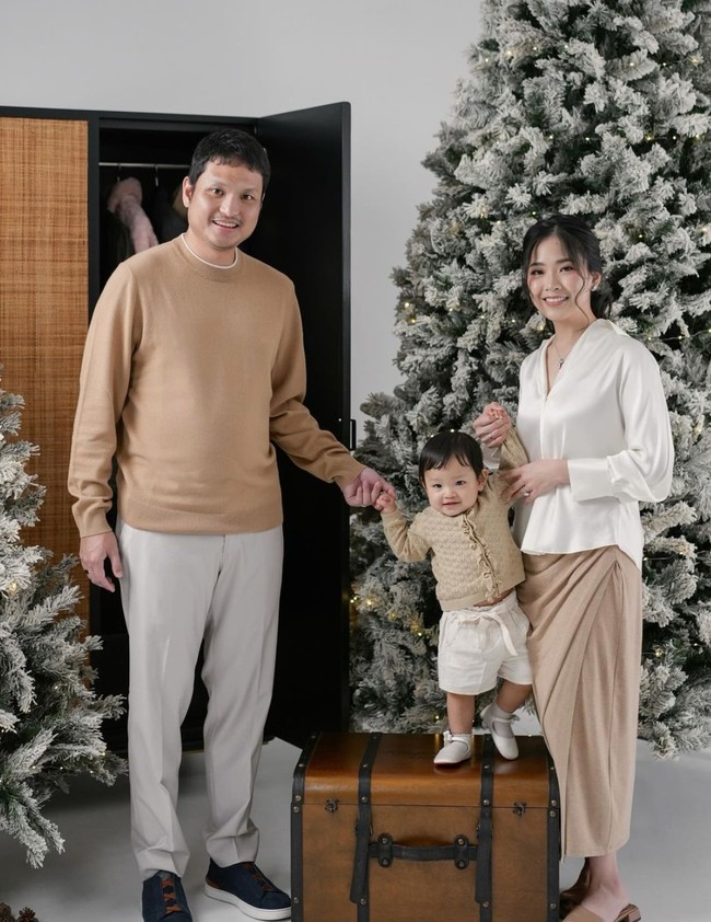 Di look selanjutnya Jessica dan keluarga tampil dalam busana bernuansa putih dan coklat. Dengan busana polos, penampilan Jessica dan keluarga terlihat elegan nan menawan. Foto: Instagram/@juniapics