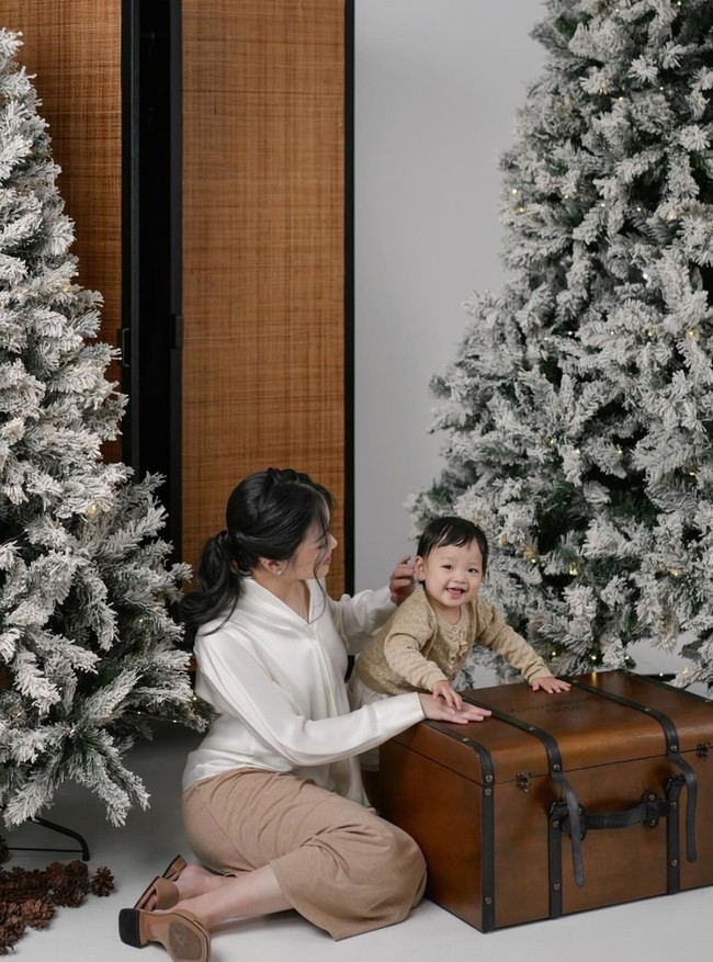 Kenakan cardigan coklat dipadukan celana pendek, baby Julia tampil imut menggemaskan. Sementara sang mama terlihat cantik kenakan blouse lengan panjang putih dipadukan rok panjang coklat. Foto: Instagram/@juniapics