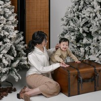 Kenakan cardigan coklat dipadukan celana pendek, baby Julia tampil imut menggemaskan. Sementara sang mama terlihat cantik kenakan blouse lengan panjang putih dipadukan rok panjang coklat. Foto: Instagram/@juniapics