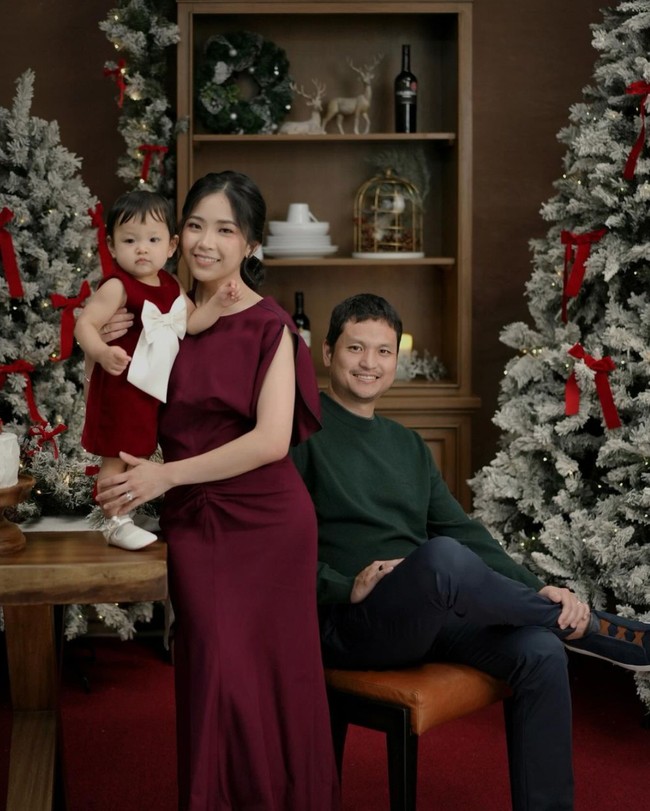 Jessica Tanoesoedibjo bersama suaminya, Jonathan Natakusuma dan putri kecil mereka, baby Julia tampak menjalani pemotretan Natal bersama. Dengan bantuan fotografer dari Junia Photography, ketiganya tampil kompak. Foto: Instagram/@juniapics