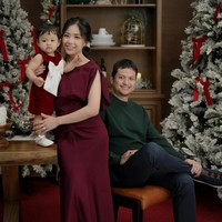 Jessica Tanoesoedibjo bersama suaminya, Jonathan Natakusuma dan putri kecil mereka, baby Julia tampak menjalani pemotretan Natal bersama. Dengan bantuan fotografer dari Junia Photography, ketiganya tampil kompak. Foto: Instagram/@juniapics