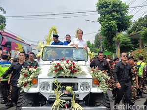 Jokowi Ikut Kampanye Ahmad Luthfi-Gus Yasin, Keliling Banyumas Naik Hardtop