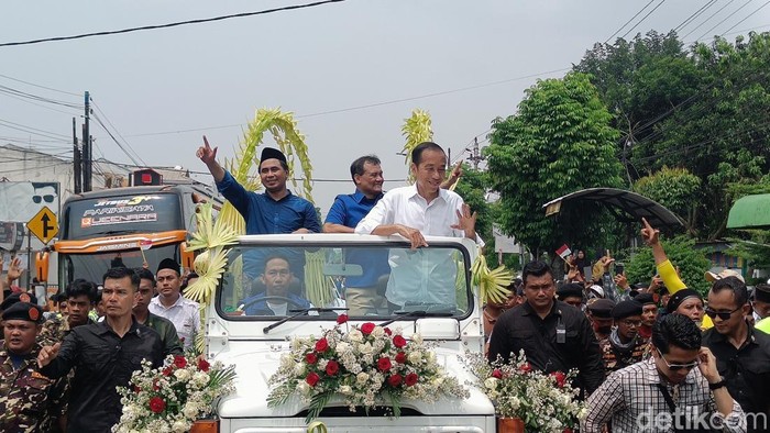 Joko Widodo mengikuti kampanye paslon Gubernur dan Wakil Gubernur Jawa Tengah, Ahmad Luthfi-Taj Yasin di Purwokerto, Kabupaten Banyumas, Sabtu (16/11/2024).