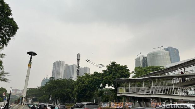 Kabut menyelimuti langit Jakarta pada sore ini. Kabut mengisi udara Jakarta setelah hujan deras siang tadi. (Anggi Muliawati/detikcom)