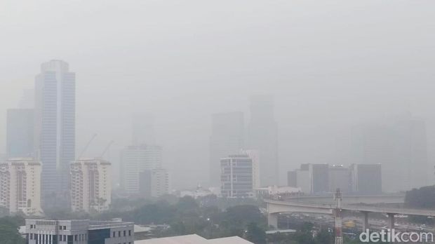 Kabut menyelimuti langit Jakarta pada sore ini. Kabut mengisi udara Jakarta setelah hujan deras siang tadi. (Jabbar Ramdhani/detikcom)