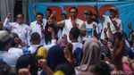 Kampanye di Cengkareng, RK Makan Bakso Bareng Warga