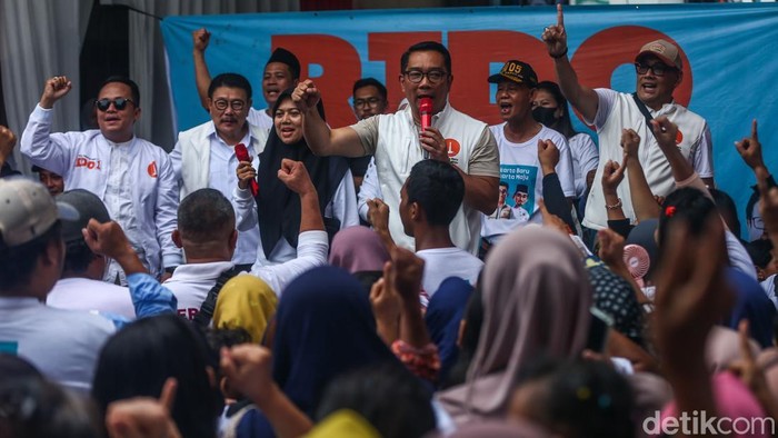 Calon Gubernur nomor urut 01 Ridwan Kamil menyapa warga Cengkareng, Jakarta Barat, Sabtu (16/11/2024).