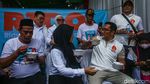 Kampanye di Cengkareng, RK Makan Bakso Bareng Warga