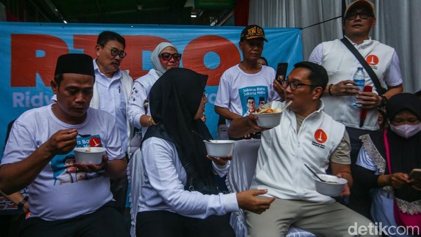 Kampanye di Cengkareng, RK Makan Bakso Bareng Warga