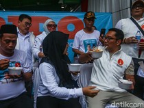 Kampanye di Cengkareng, RK Makan Bakso Bareng Warga