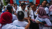 Usai berkampanye, RK juga sempat makan siang bersama warga sekitar.