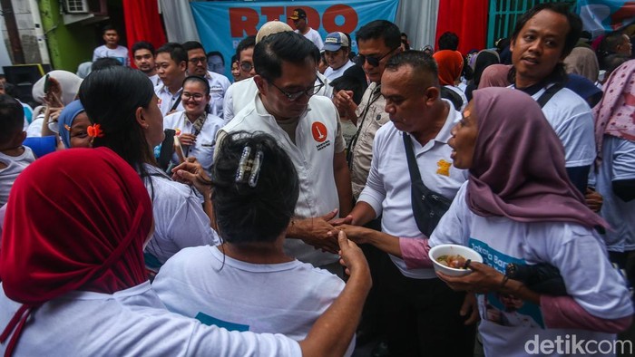 Calon Gubernur nomor urut 01 Ridwan Kamil menyapa warga Cengkareng, Jakarta Barat, Sabtu (16/11/2024).