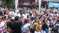 Warga yang sudah menunggu lama nampak antusias menunggu mantan Gubernur Jabar itu.