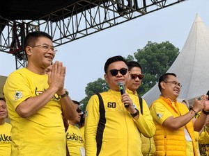 Kang Ace Kampanyekan Kader Saat Jalan Sehat HUT Ke-60 Golkar di Jabar