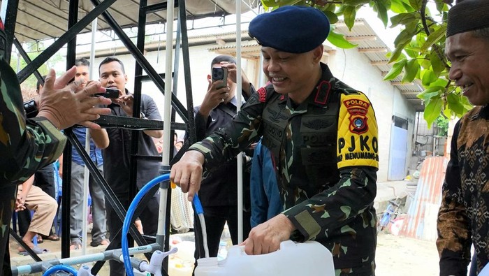 Kapolda Bangka Belitung Irjen Pol Hendro Pandowo meresmikan sumur bor untuk warga.