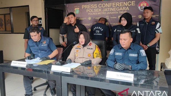 Kapolsek Jatinegara Kompol Chitya Intania saat memberikan keterangan pers di Mapolsek Jatinegara, Jumat (15/11/2024).