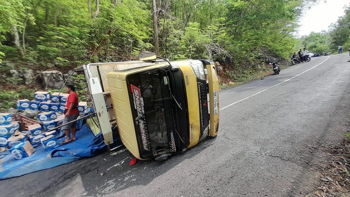 Kecelakaan tunggal truk di Dlingo, Bantul, Sabtu (16/11/2024).
