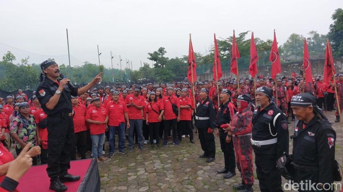 Ketua DPC PDIP Solo FX Hadi Rudyatmo saat memimpin apel pembentukan Satgas Anti Suap di Taman Sunan Jogokali, Kelurahan Pucangsawit, Kecamatan Jebres, Kota Solo, Sabtu (16/11/2024).