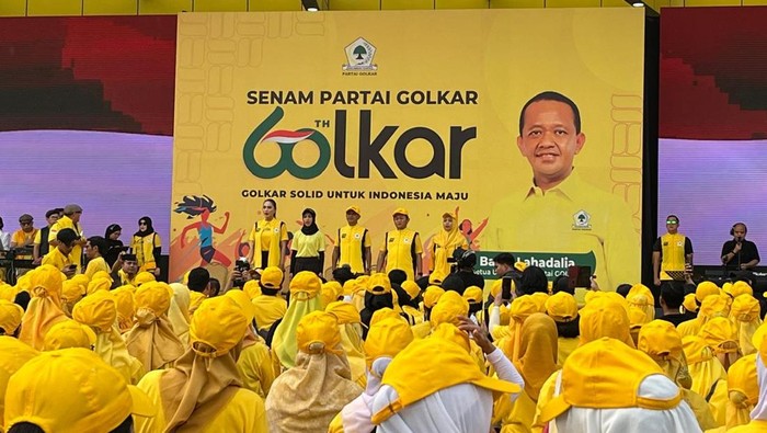 Ketum Golkar Bahlil Lahadalia di acara senam Golkar