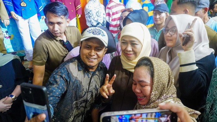 Khofifah tetap lakukan sosialisasi ke masyarakat meski unggul jauh di 6 survei Pilgub Jatim 2024.