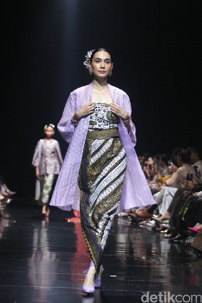 Fashion show koleksi Svarna by IKAT Indonesia bertajuk Puspa Sanandika di Raffles Hotel Jakarta, Jumat [15/11/2024]. Didiet Maulana mempersembahkan 95 set busana bermotif floral yang mendominasi koleksi kali ini. Dalam bahasa Jawa, ‘puspa’ berarti bunga. Foto: Mohammad Abduh/detikcom.