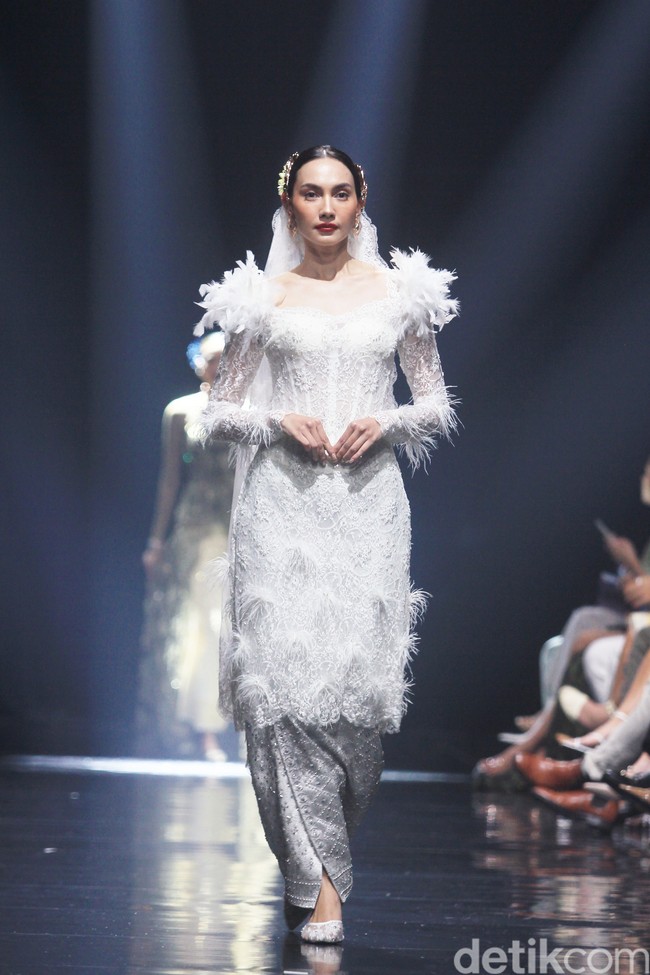 Fashion show koleksi Svarna by IKAT Indonesia bertajuk Puspa Sanandika di Raffles Hotel Jakarta, Jumat [15/11/2024]. Didiet Maulana mempersembahkan 95 set busana bermotif floral yang mendominasi koleksi kali ini. Dalam bahasa Jawa, ‘puspa’ berarti bunga. Foto: Mohammad Abduh/detikcom.