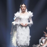 Fashion show koleksi Svarna by IKAT Indonesia bertajuk Puspa Sanandika di Raffles Hotel Jakarta, Jumat [15/11/2024]. Didiet Maulana mempersembahkan 95 set busana bermotif floral yang mendominasi koleksi kali ini. Dalam bahasa Jawa, ‘puspa’ berarti bunga. Foto: Mohammad Abduh/detikcom.