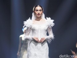 10 Koleksi Puspa Senandika Karya Didiet Maulana, Busana Wastra Corak Bunga