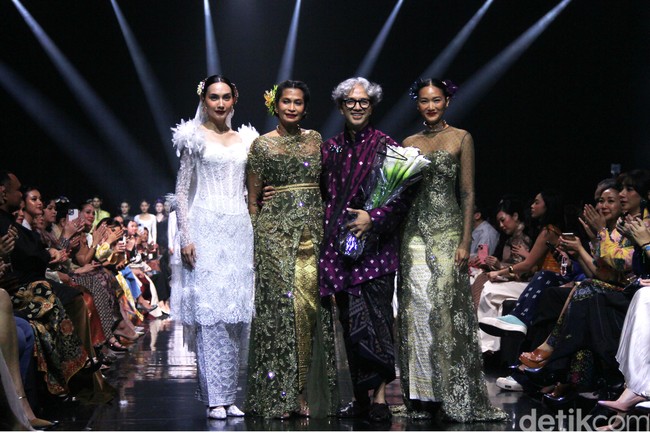 Fashion show koleksi Svarna by IKAT Indonesia bertajuk Puspa Sanandika di Raffles Hotel Jakarta, Jumat [15/11/2024]. Didiet Maulana mempersembahkan 95 set busana bermotif floral yang mendominasi koleksi kali ini. Dalam bahasa Jawa, ‘puspa’ berarti bunga. Foto: Mohammad Abduh/detikcom.