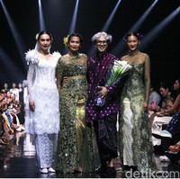 Fashion show koleksi Svarna by IKAT Indonesia bertajuk Puspa Sanandika di Raffles Hotel Jakarta, Jumat [15/11/2024]. Didiet Maulana mempersembahkan 95 set busana bermotif floral yang mendominasi koleksi kali ini. Dalam bahasa Jawa, ‘puspa’ berarti bunga. Foto: Mohammad Abduh/detikcom.