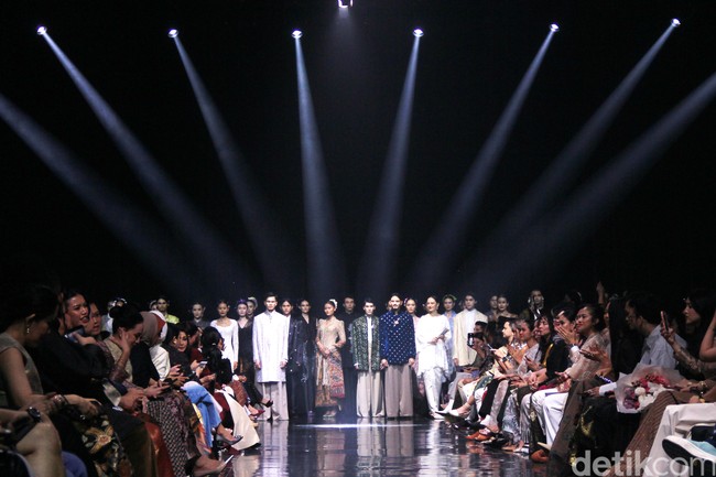 Fashion show koleksi Svarna by IKAT Indonesia bertajuk Puspa Sanandika di Raffles Hotel Jakarta, Jumat [15/11/2024]. Didiet Maulana mempersembahkan 95 set busana bermotif floral yang mendominasi koleksi kali ini. Dalam bahasa Jawa, ‘puspa’ berarti bunga. Foto: Mohammad Abduh/detikcom.