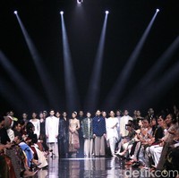 Fashion show koleksi Svarna by IKAT Indonesia bertajuk Puspa Sanandika di Raffles Hotel Jakarta, Jumat [15/11/2024]. Didiet Maulana mempersembahkan 95 set busana bermotif floral yang mendominasi koleksi kali ini. Dalam bahasa Jawa, ‘puspa’ berarti bunga. Foto: Mohammad Abduh/detikcom.