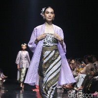 Fashion show koleksi Svarna by IKAT Indonesia bertajuk Puspa Sanandika di Raffles Hotel Jakarta, Jumat [15/11/2024]. Didiet Maulana mempersembahkan 95 set busana bermotif floral yang mendominasi koleksi kali ini. Dalam bahasa Jawa, ‘puspa’ berarti bunga. Foto: Mohammad Abduh/detikcom.