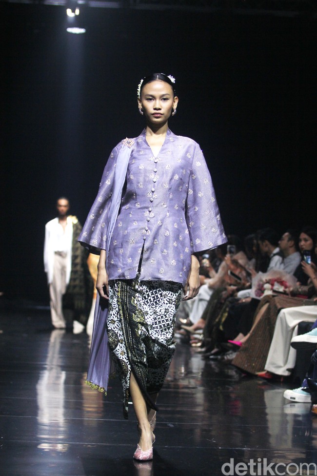Fashion show koleksi Svarna by IKAT Indonesia bertajuk Puspa Sanandika di Raffles Hotel Jakarta, Jumat [15/11/2024]. Didiet Maulana mempersembahkan 95 set busana bermotif floral yang mendominasi koleksi kali ini. Dalam bahasa Jawa, ‘puspa’ berarti bunga. Foto: Mohammad Abduh/detikcom.