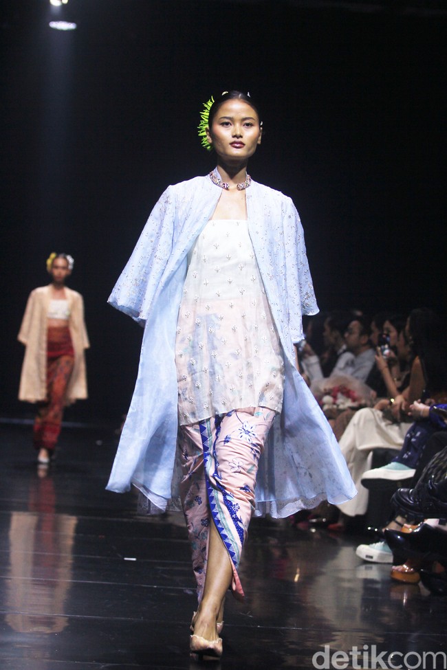 Fashion show koleksi Svarna by IKAT Indonesia bertajuk Puspa Sanandika di Raffles Hotel Jakarta, Jumat [15/11/2024]. Didiet Maulana mempersembahkan 95 set busana bermotif floral yang mendominasi koleksi kali ini. Dalam bahasa Jawa, ‘puspa’ berarti bunga. Foto: Mohammad Abduh/detikcom.