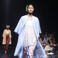 Fashion show koleksi Svarna by IKAT Indonesia bertajuk Puspa Sanandika di Raffles Hotel Jakarta, Jumat [15/11/2024]. Didiet Maulana mempersembahkan 95 set busana bermotif floral yang mendominasi koleksi kali ini. Dalam bahasa Jawa, ‘puspa’ berarti bunga. Foto: Mohammad Abduh/detikcom.