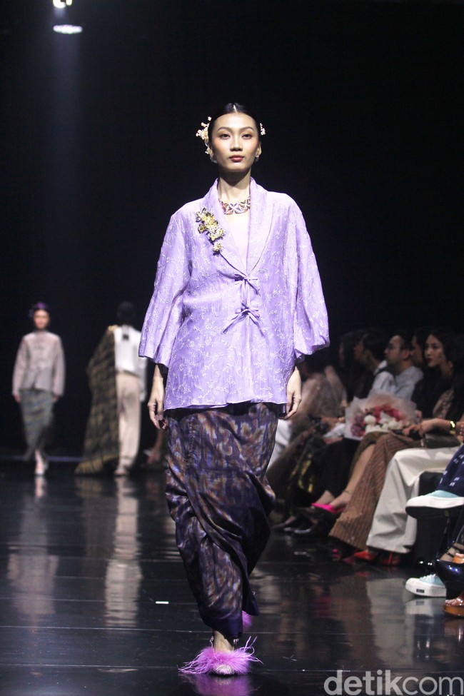 Fashion show koleksi Svarna by IKAT Indonesia bertajuk Puspa Sanandika di Raffles Hotel Jakarta, Jumat [15/11/2024]. Didiet Maulana mempersembahkan 95 set busana bermotif floral yang mendominasi koleksi kali ini. Dalam bahasa Jawa, ‘puspa’ berarti bunga. Foto: Mohammad Abduh/detikcom.