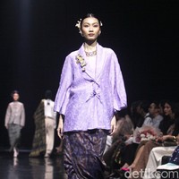 Fashion show koleksi Svarna by IKAT Indonesia bertajuk Puspa Sanandika di Raffles Hotel Jakarta, Jumat [15/11/2024]. Didiet Maulana mempersembahkan 95 set busana bermotif floral yang mendominasi koleksi kali ini. Dalam bahasa Jawa, ‘puspa’ berarti bunga. Foto: Mohammad Abduh/detikcom.