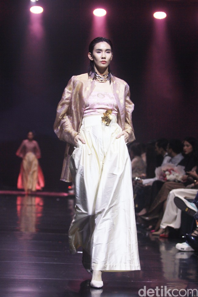 Fashion show koleksi Svarna by IKAT Indonesia bertajuk Puspa Sanandika di Raffles Hotel Jakarta, Jumat [15/11/2024]. Didiet Maulana mempersembahkan 95 set busana bermotif floral yang mendominasi koleksi kali ini. Dalam bahasa Jawa, ‘puspa’ berarti bunga. Foto: Mohammad Abduh/detikcom.