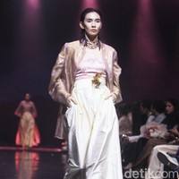 Fashion show koleksi Svarna by IKAT Indonesia bertajuk Puspa Sanandika di Raffles Hotel Jakarta, Jumat [15/11/2024]. Didiet Maulana mempersembahkan 95 set busana bermotif floral yang mendominasi koleksi kali ini. Dalam bahasa Jawa, ‘puspa’ berarti bunga. Foto: Mohammad Abduh/detikcom.