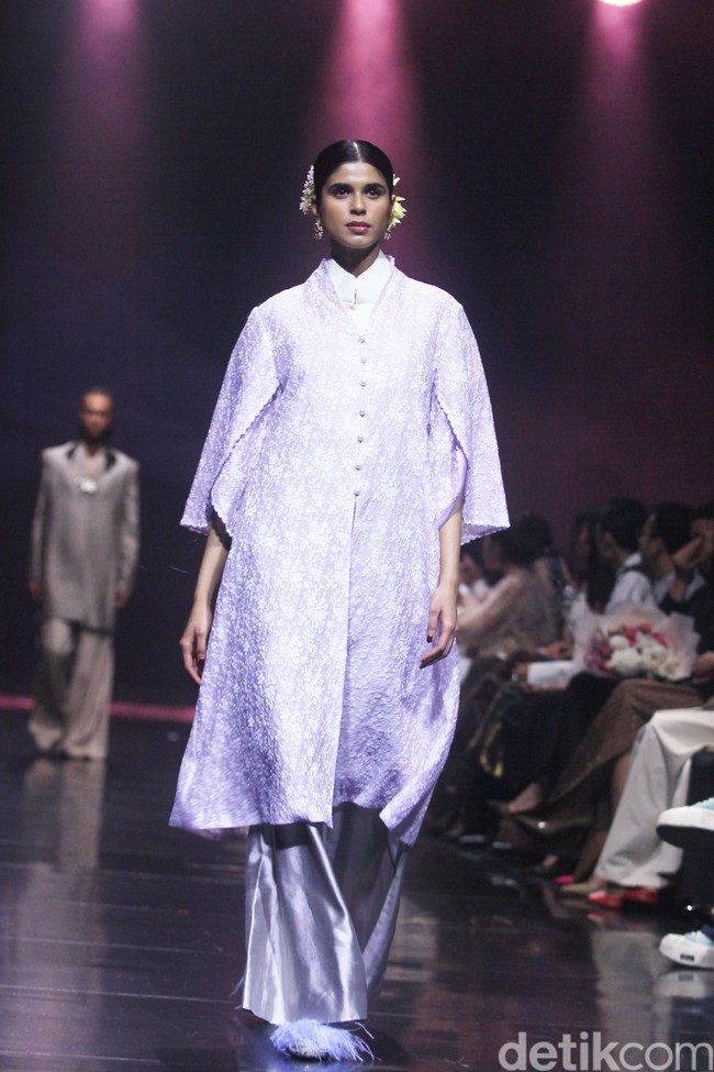 Fashion show koleksi Svarna by IKAT Indonesia bertajuk Puspa Sanandika di Raffles Hotel Jakarta, Jumat [15/11/2024]. Didiet Maulana mempersembahkan 95 set busana bermotif floral yang mendominasi koleksi kali ini. Dalam bahasa Jawa, ‘puspa’ berarti bunga. Foto: Mohammad Abduh/detikcom.