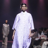 Fashion show koleksi Svarna by IKAT Indonesia bertajuk Puspa Sanandika di Raffles Hotel Jakarta, Jumat [15/11/2024]. Didiet Maulana mempersembahkan 95 set busana bermotif floral yang mendominasi koleksi kali ini. Dalam bahasa Jawa, ‘puspa’ berarti bunga. Foto: Mohammad Abduh/detikcom.