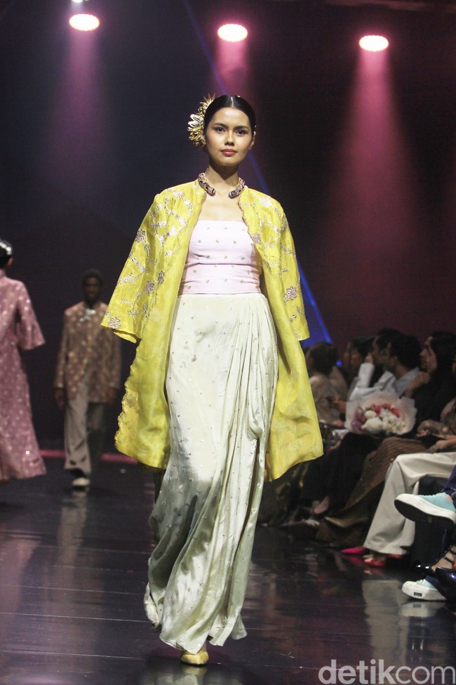 Fashion show koleksi Svarna by IKAT Indonesia bertajuk Puspa Sanandika di Raffles Hotel Jakarta, Jumat [15/11/2024]. Didiet Maulana mempersembahkan 95 set busana bermotif floral yang mendominasi koleksi kali ini. Dalam bahasa Jawa, ‘puspa’ berarti bunga. Foto: Mohammad Abduh/detikcom.