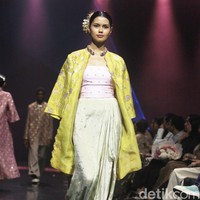 Fashion show koleksi Svarna by IKAT Indonesia bertajuk Puspa Sanandika di Raffles Hotel Jakarta, Jumat [15/11/2024]. Didiet Maulana mempersembahkan 95 set busana bermotif floral yang mendominasi koleksi kali ini. Dalam bahasa Jawa, ‘puspa’ berarti bunga. Foto: Mohammad Abduh/detikcom.