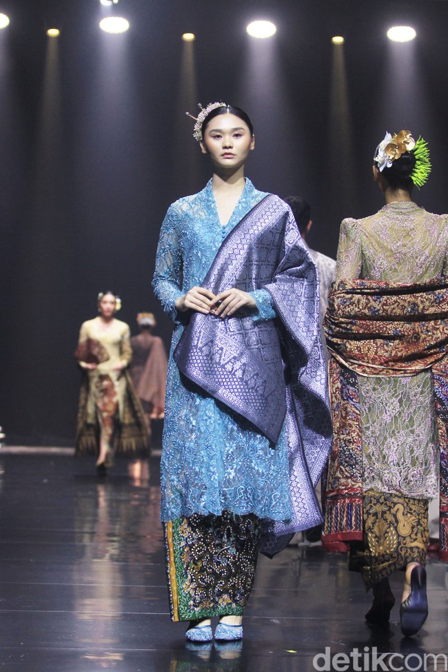 Fashion show koleksi Svarna by IKAT Indonesia bertajuk Puspa Sanandika di Raffles Hotel Jakarta, Jumat [15/11/2024]. Didiet Maulana mempersembahkan 95 set busana bermotif floral yang mendominasi koleksi kali ini. Dalam bahasa Jawa, ‘puspa’ berarti bunga.Foto: Mohammad Abduh/detikcom.