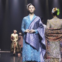 Fashion show koleksi Svarna by IKAT Indonesia bertajuk Puspa Sanandika di Raffles Hotel Jakarta, Jumat [15/11/2024]. Didiet Maulana mempersembahkan 95 set busana bermotif floral yang mendominasi koleksi kali ini. Dalam bahasa Jawa, ‘puspa’ berarti bunga.Foto: Mohammad Abduh/detikcom.
