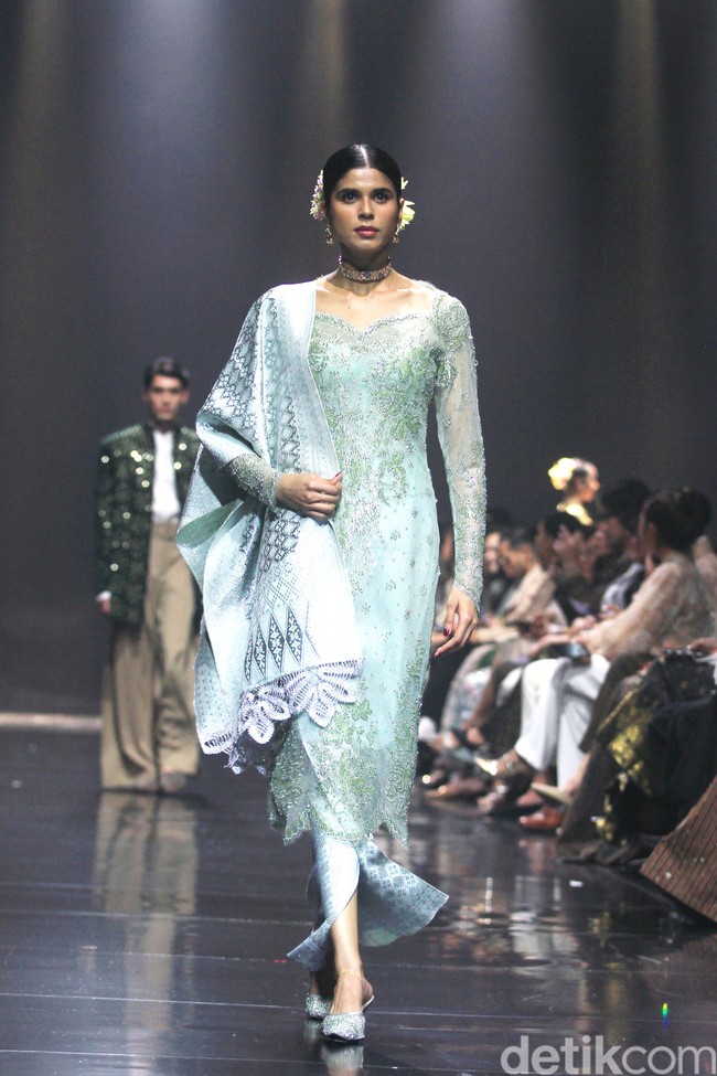 Fashion show koleksi Svarna by IKAT Indonesia bertajuk Puspa Sanandika di Raffles Hotel Jakarta, Jumat [15/11/2024]. Didiet Maulana mempersembahkan 95 set busana bermotif floral yang mendominasi koleksi kali ini. Dalam bahasa Jawa, ‘puspa’ berarti bunga. Foto: Mohammad Abduh/detikcom.