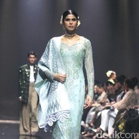 Fashion show koleksi Svarna by IKAT Indonesia bertajuk Puspa Sanandika di Raffles Hotel Jakarta, Jumat [15/11/2024]. Didiet Maulana mempersembahkan 95 set busana bermotif floral yang mendominasi koleksi kali ini. Dalam bahasa Jawa, ‘puspa’ berarti bunga. Foto: Mohammad Abduh/detikcom.